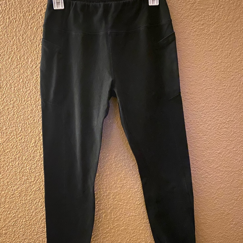 Black athletic leggings
